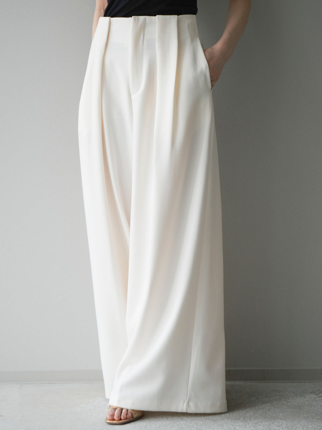 [予約]ドレープタックベルトループパンツ/white