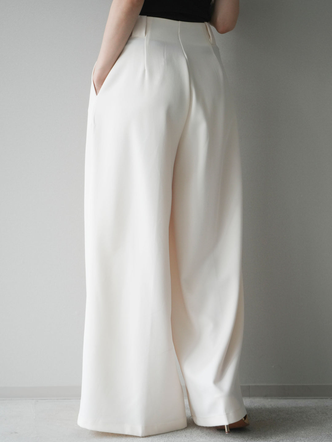 [予約]ドレープタックベルトループパンツ/white