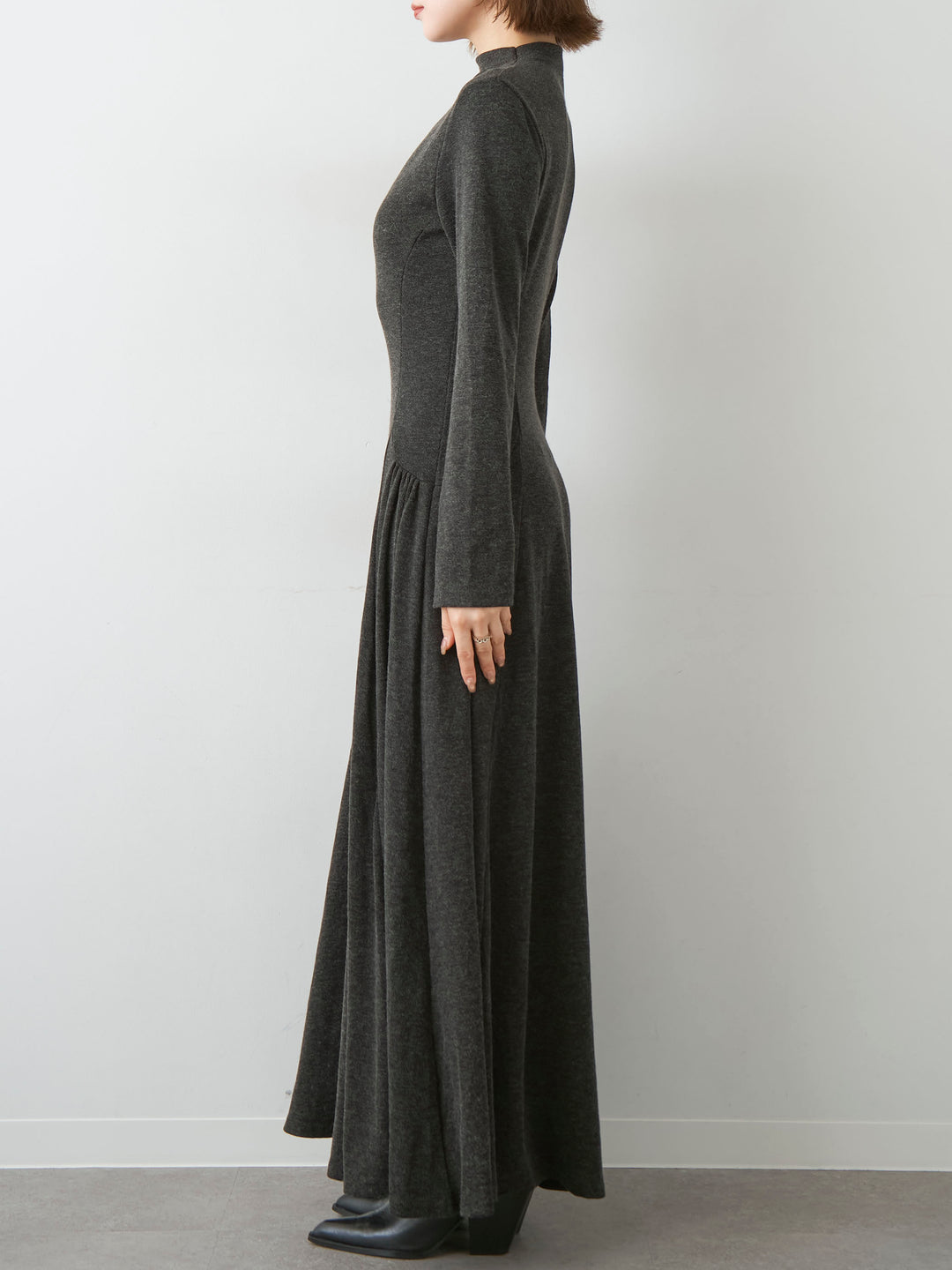 [予約]モックネックドレープニットソーワンピース/charcoal