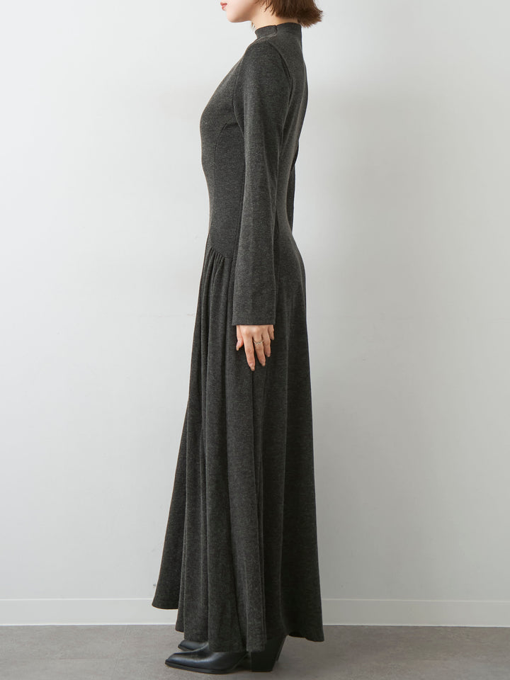 [予約]モックネックドレープニットソーワンピース/charcoal