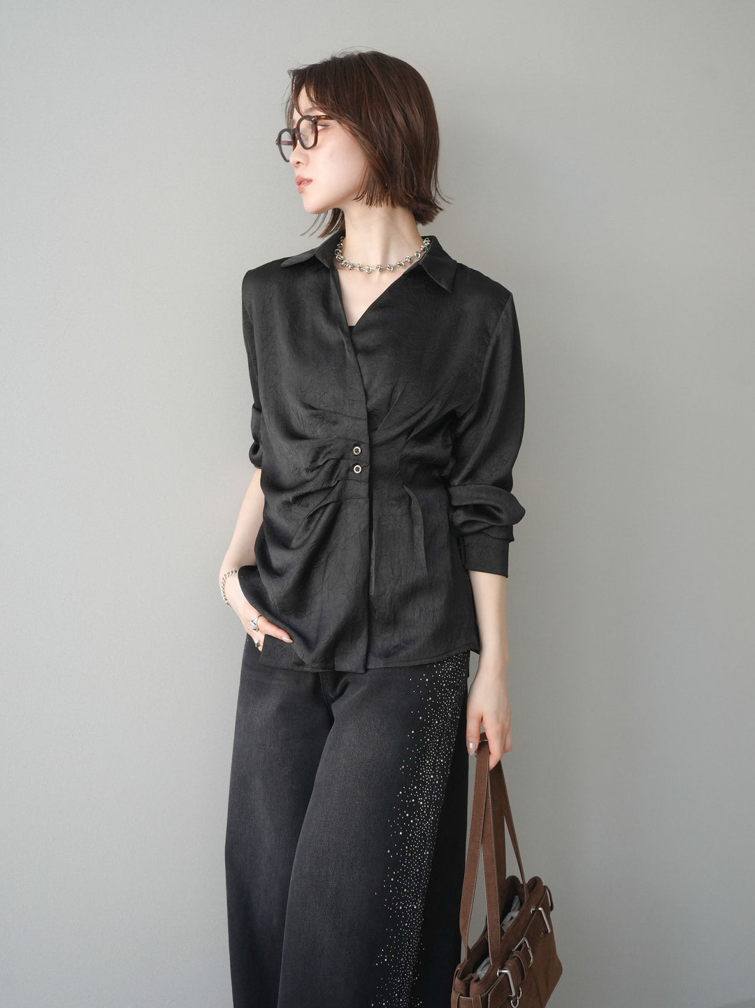 [予約]サイドギャザーアシンメトリーデザインサテンブラウス/black