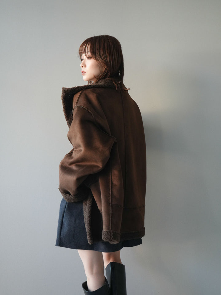 [予約]スタンドネックフェイクムートンミディアムコート/brown