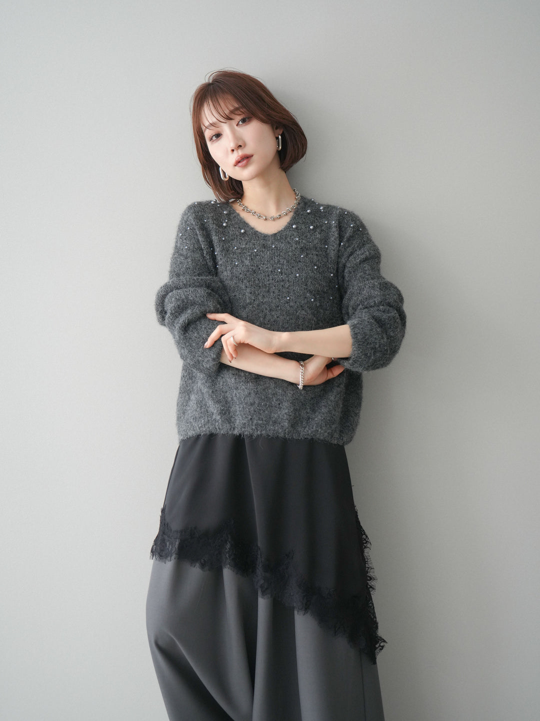 [SET]パール×ビジューVネックニットプルオーバー+アシンメトリーサテンレースキャミソール+テープベルトタックバギーパンツ(3set)