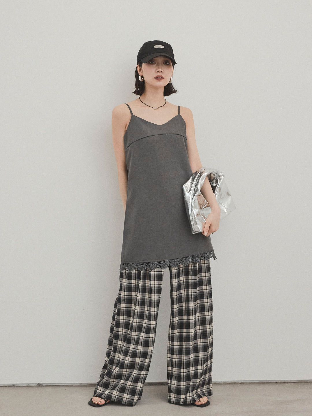 [SET] 蕾絲下擺吊帶迷你洋裝 + 格紋寬褲 (2 件套)