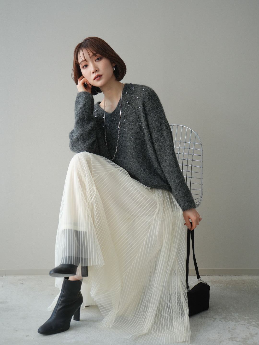 [予約]パール×ビジューVネックニットプルオーバー/gray