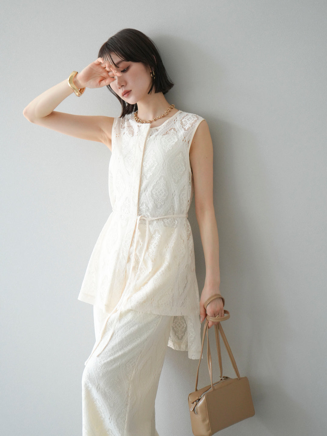 [SET] 緞面滾邊蕾絲無袖上衣 + 蕾絲疊穿休閒褲 (2件套)