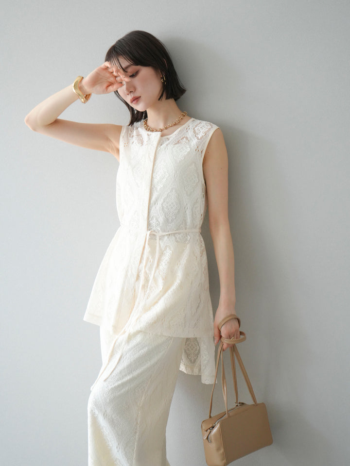 [SET] 緞面滾邊蕾絲無袖上衣 + 蕾絲疊穿休閒褲 (2件套)