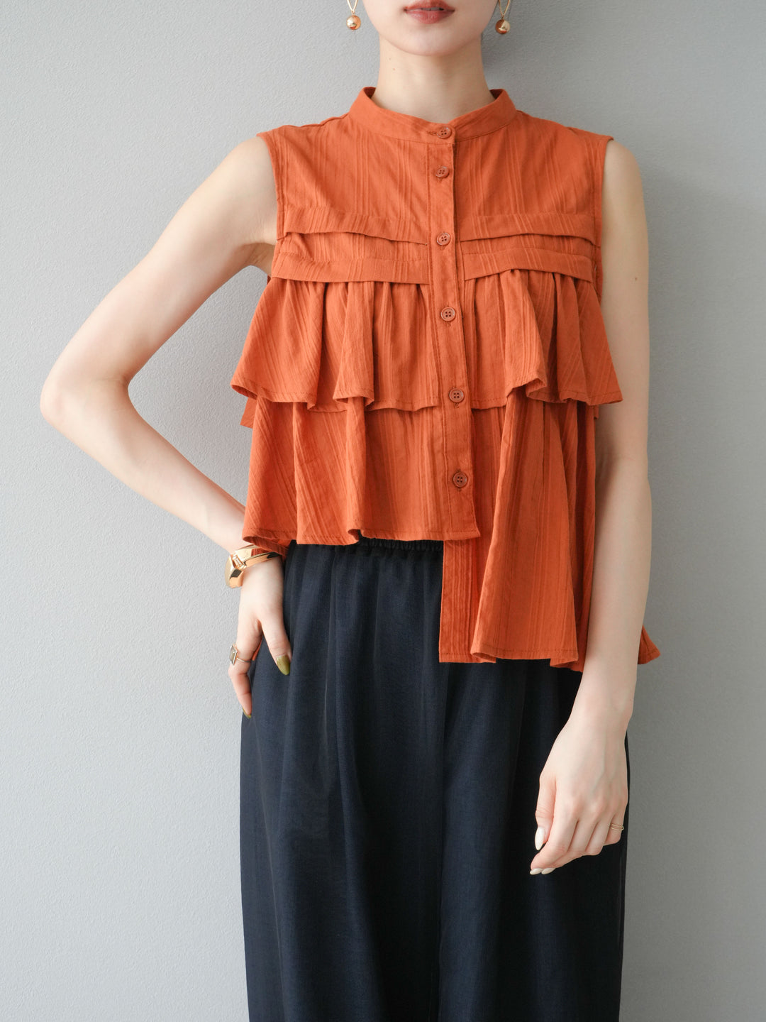 [予約]ドビーストライプアシンメトリーフリルノースリブラウス/テラコッタ