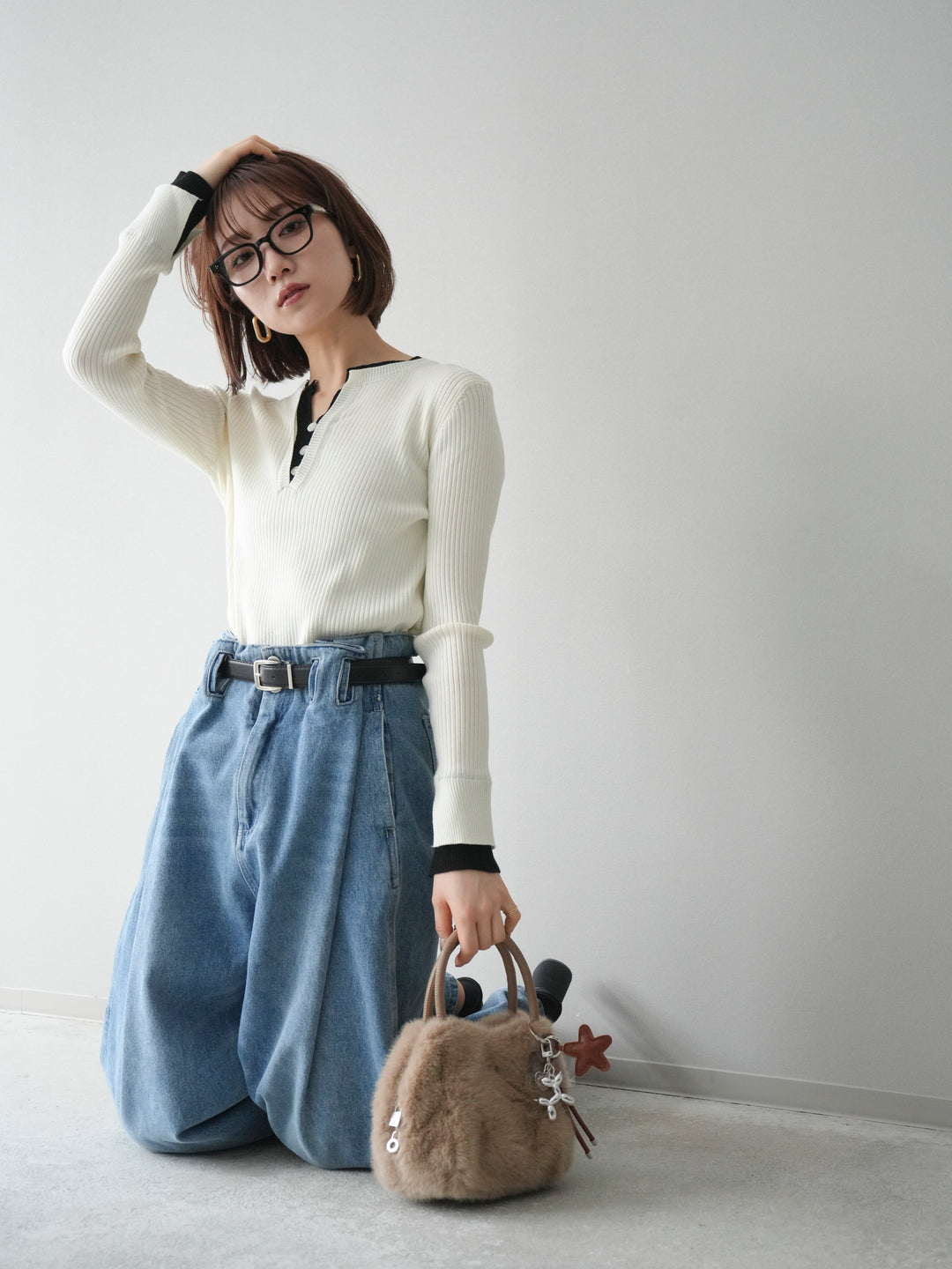 [SET]バイカラーキーネックリブニットトップス+ハイウエストベルトループデザインデニムパンツ(2set)