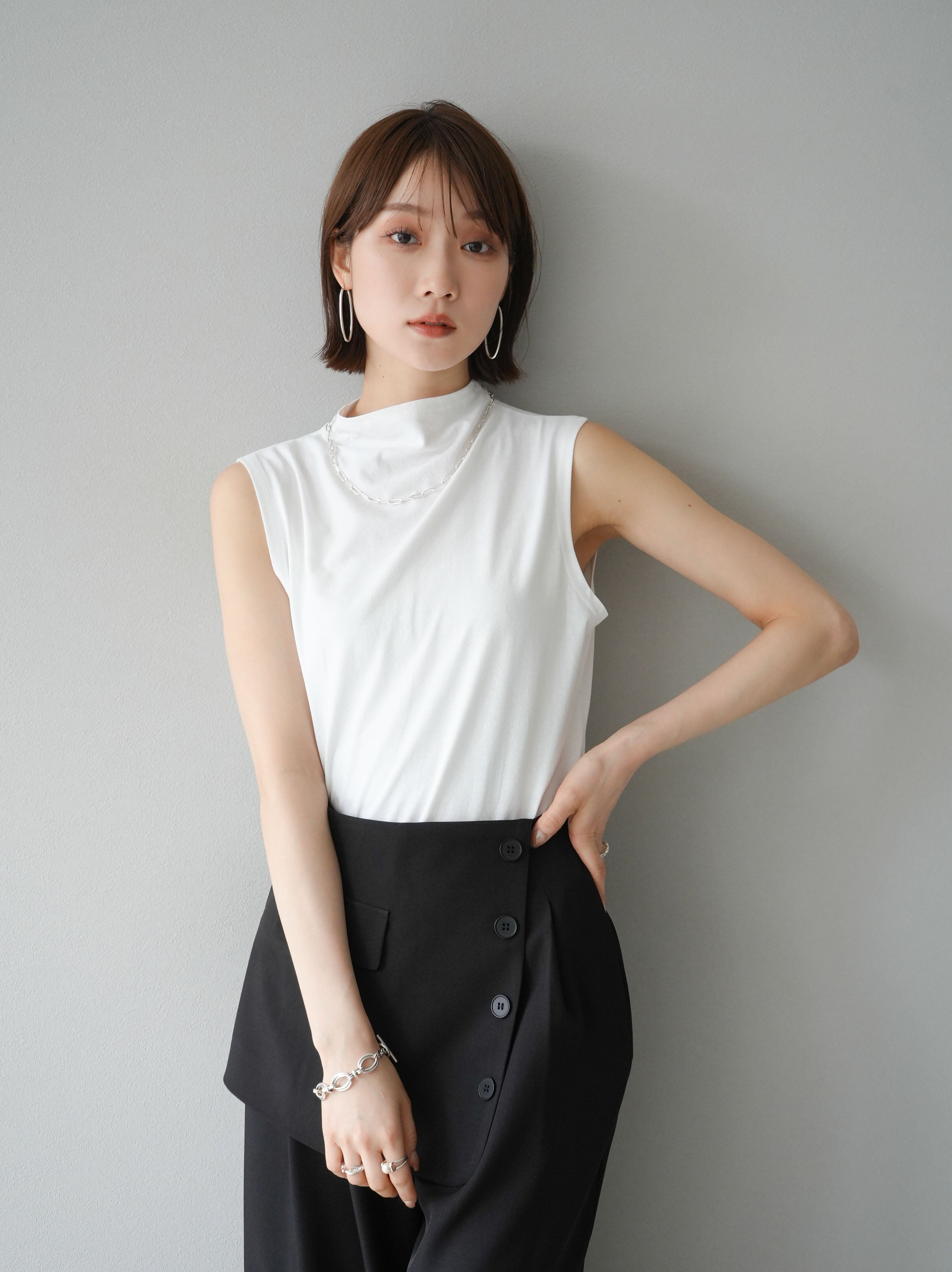 予約]ボトルネックノースリーブTシャツ/オフ – Lumier