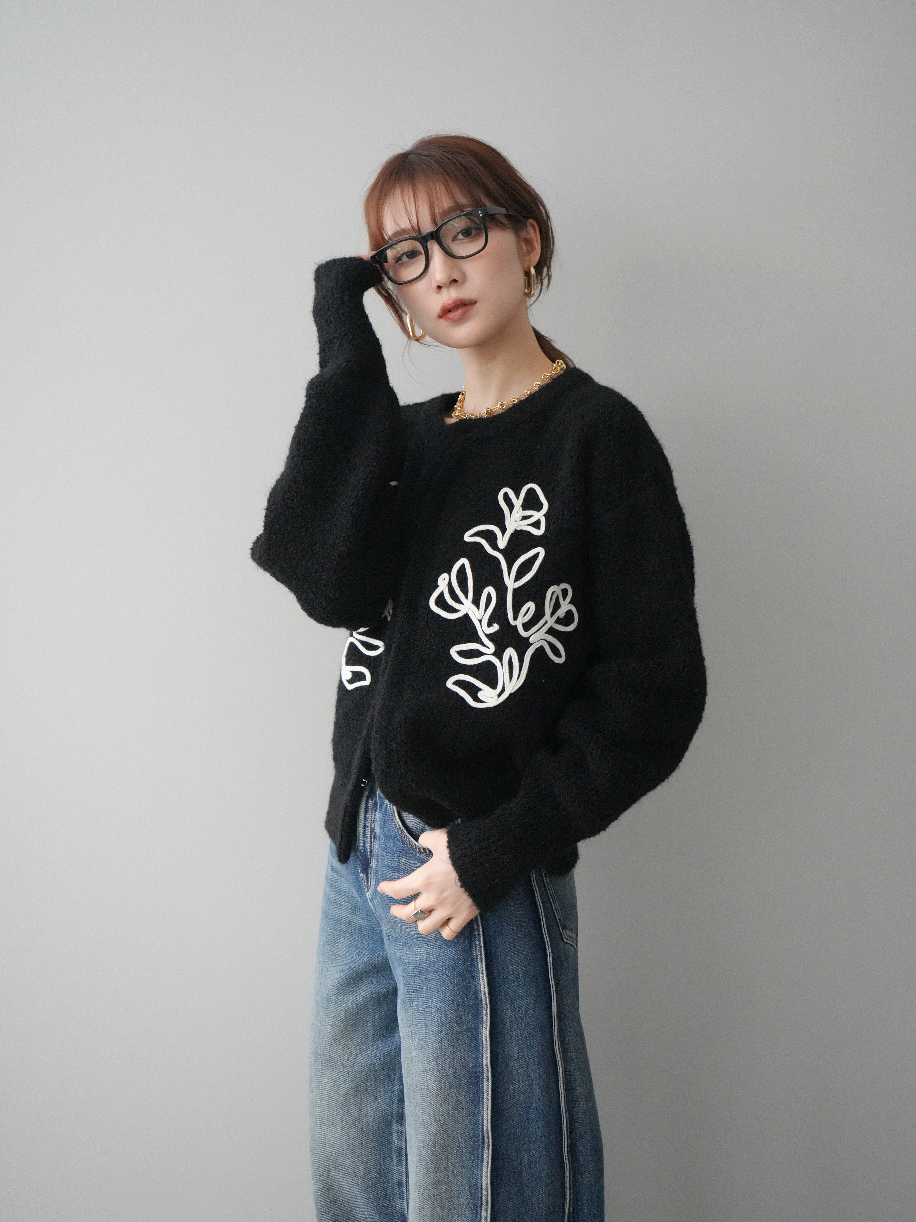 予約]テープ刺繍ホック開きブークレニットカーディガン/black – Lumier