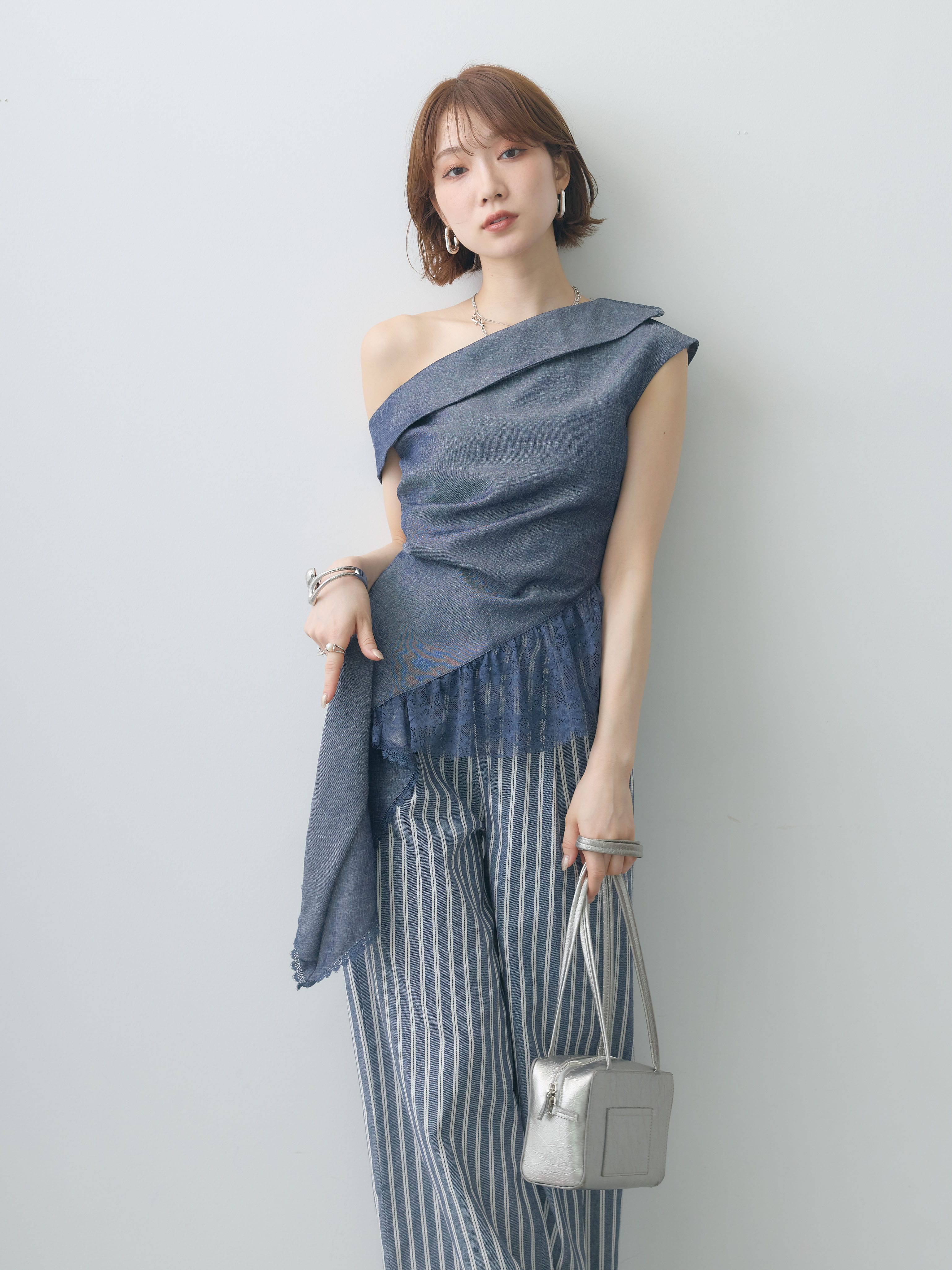 予約]アシンメトリーラッフルレースヘムトップス/blue – Lumier