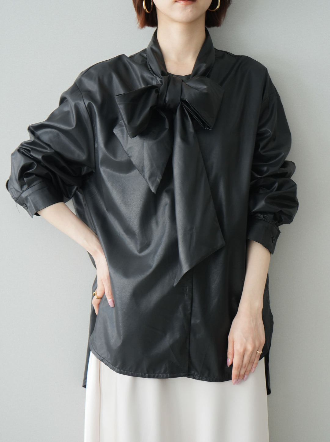 [SET]フェイクレザーボウタイブラウス+サテンライクアシメレーススカート(2set)