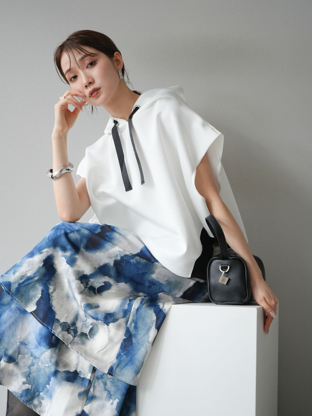 [SET]アシンメトリードルマンバックZIPフーディー+ニュアンスサテンフリルスカート(2set)