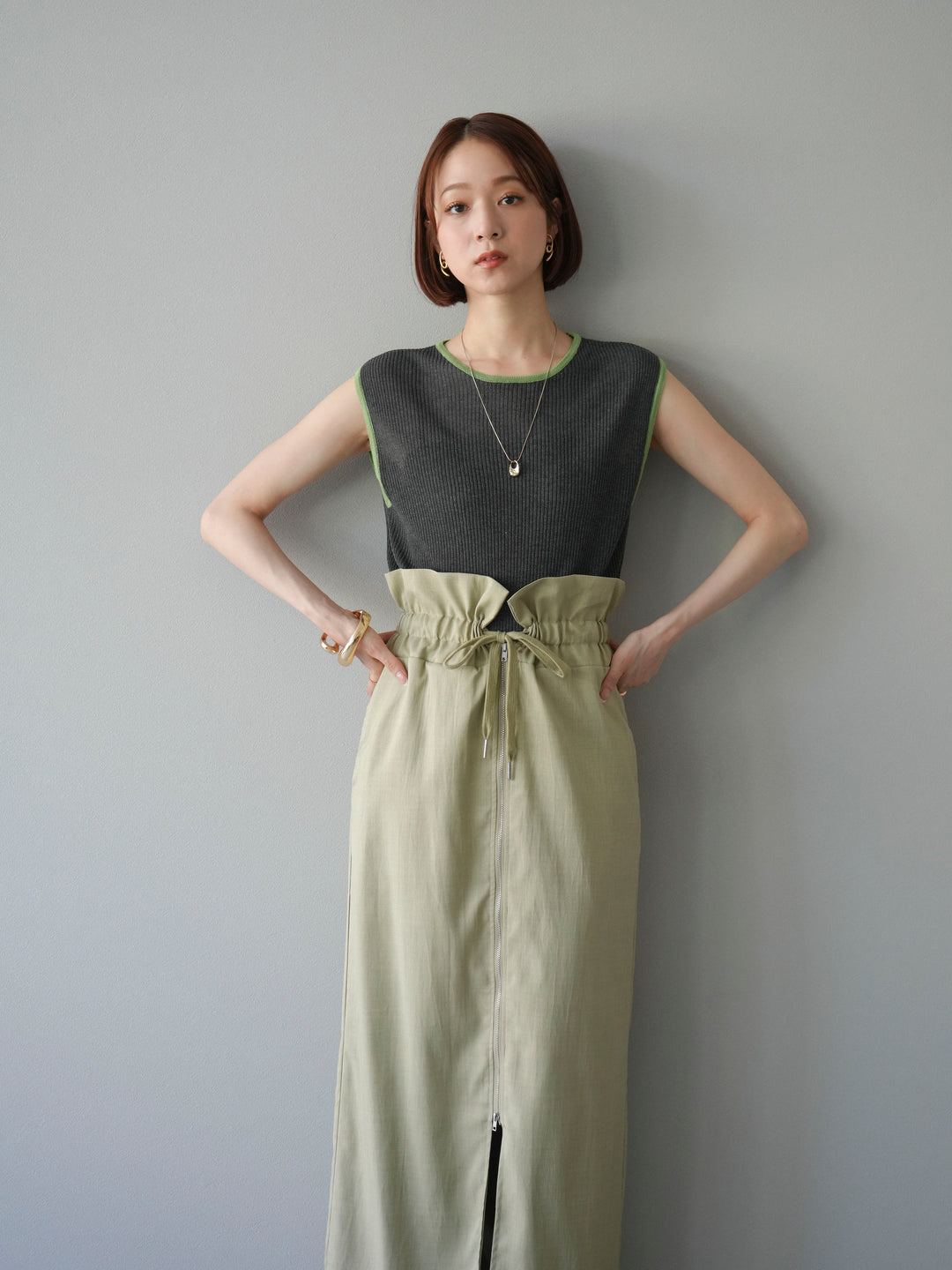 [予約]リネンタッチ配色ニットノースリーブプルオーバー/チャコール