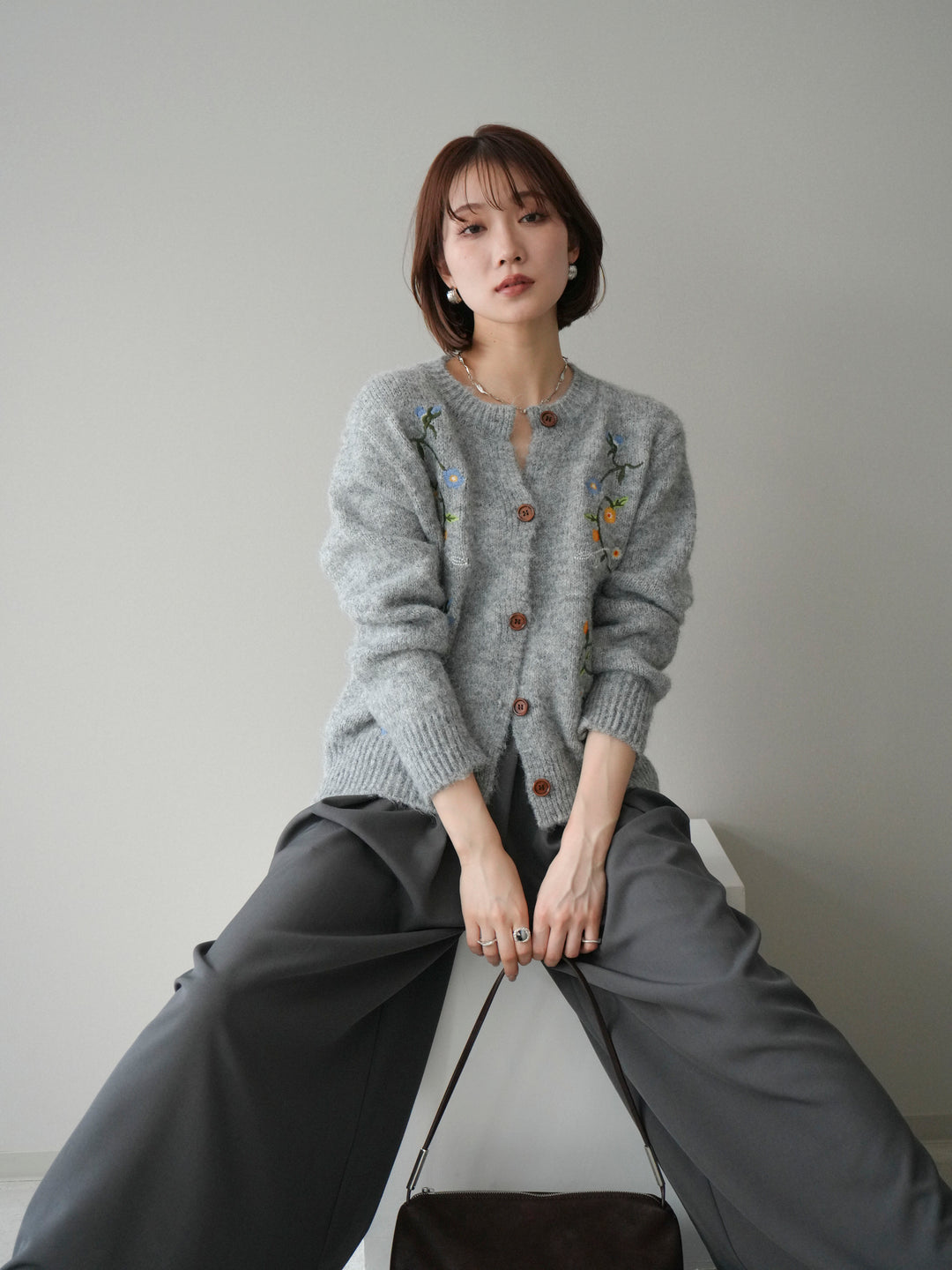 【預購】花朵刺繡針織開襟衫 / 灰色