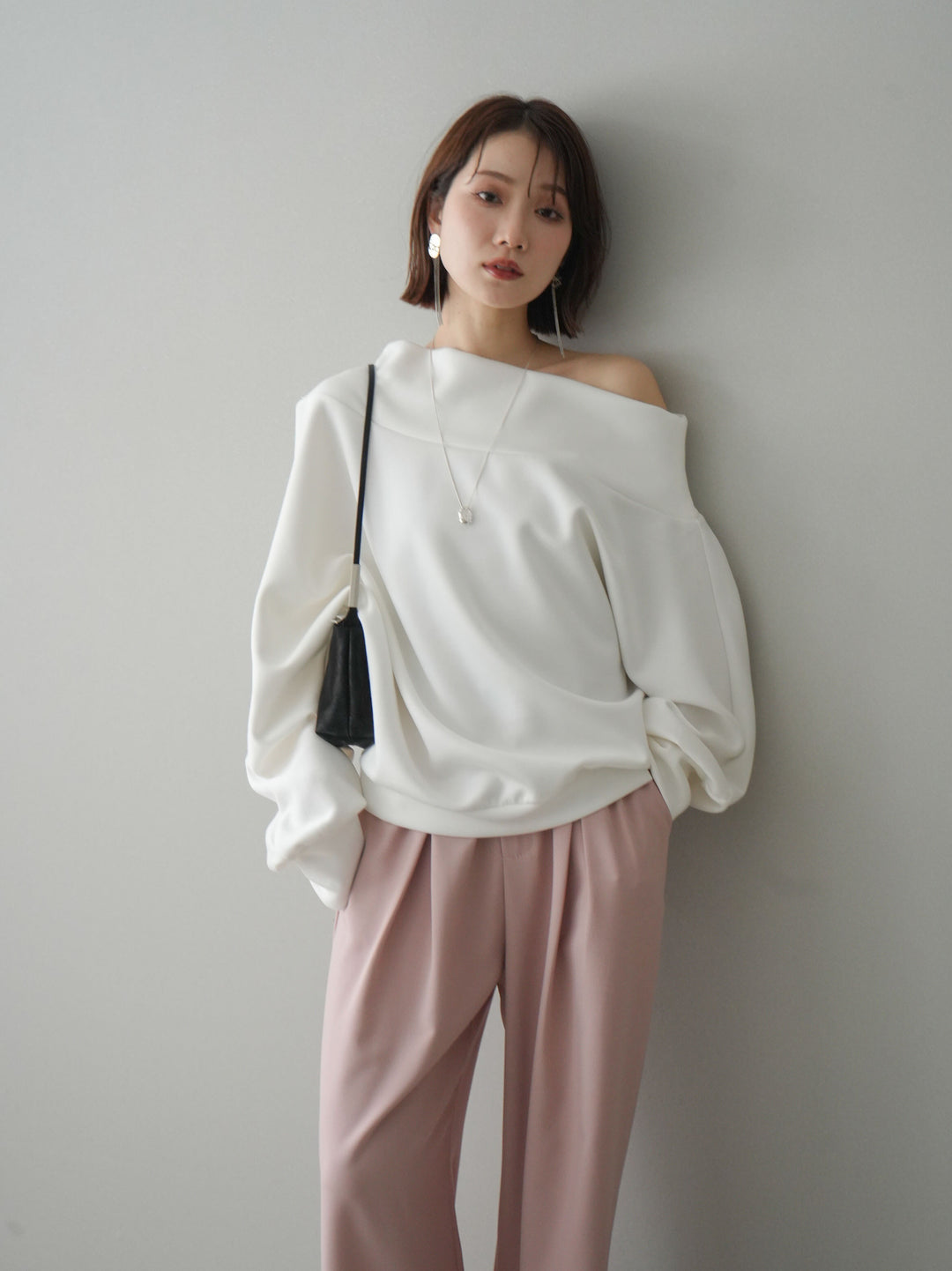 [予約]アシンメトリーオフショルポンチプルオーバー/white