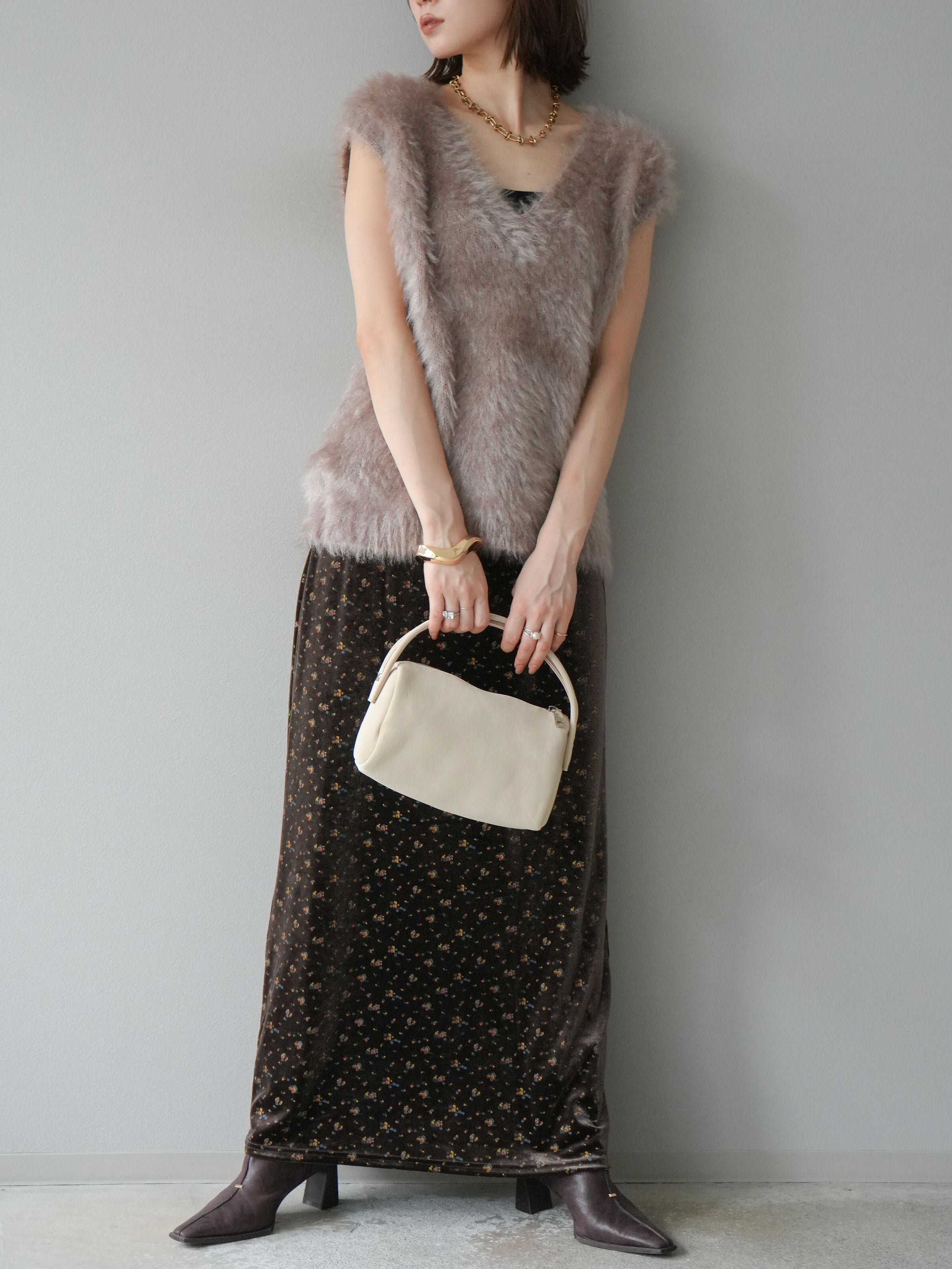 予約]ラメシャギーVネックニットベスト/グレージュ – Lumier