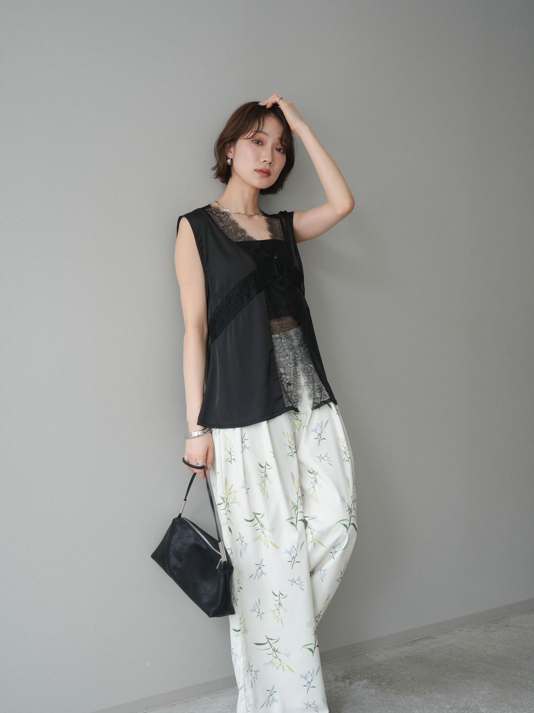 【預購】緞面交叉蕾絲上衣 / 黑色