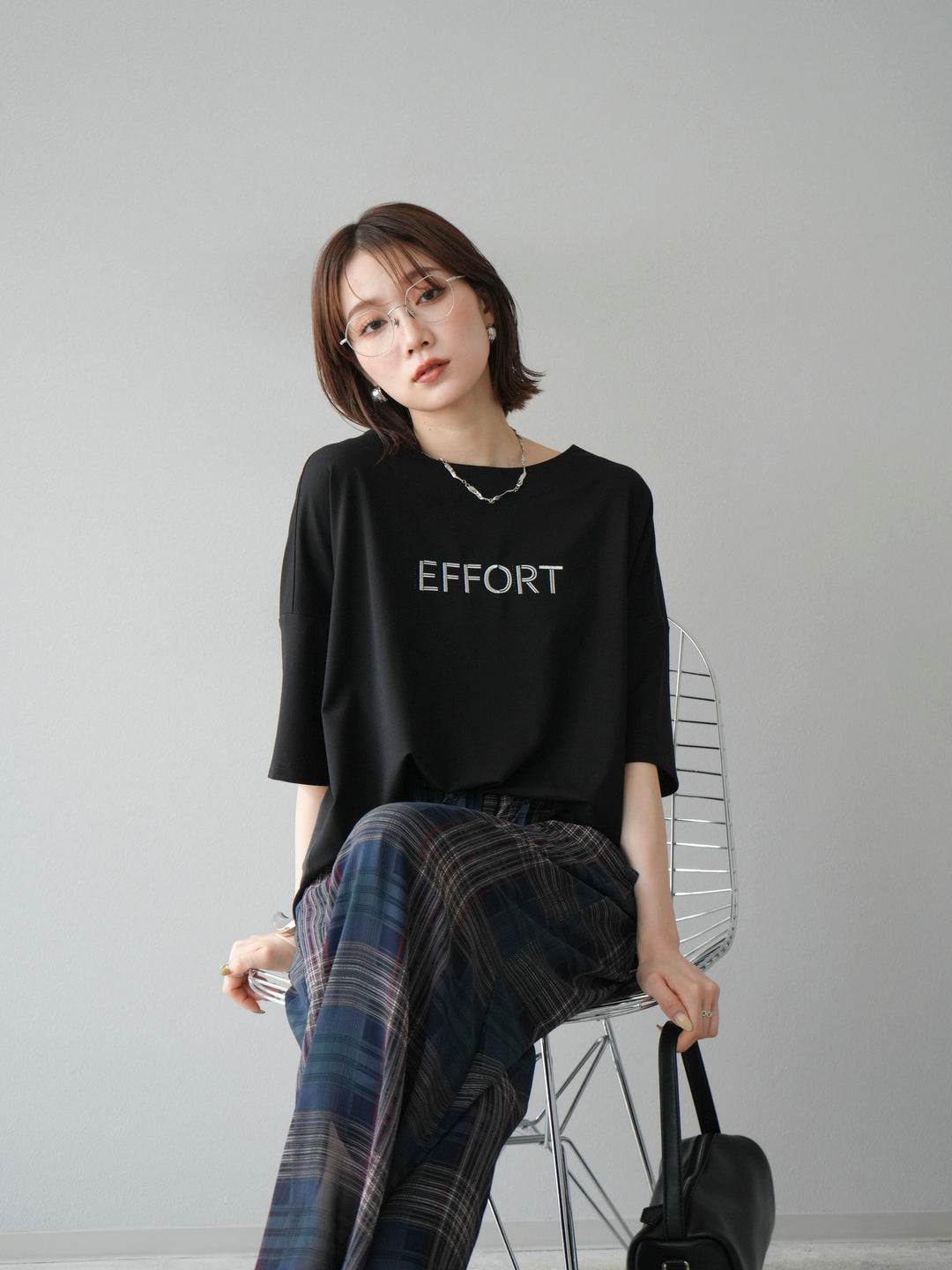 [套裝] 不同材質金屬標誌刺繡 x 印花T卹 + 透視格紋寬鬆褲（2 件套）