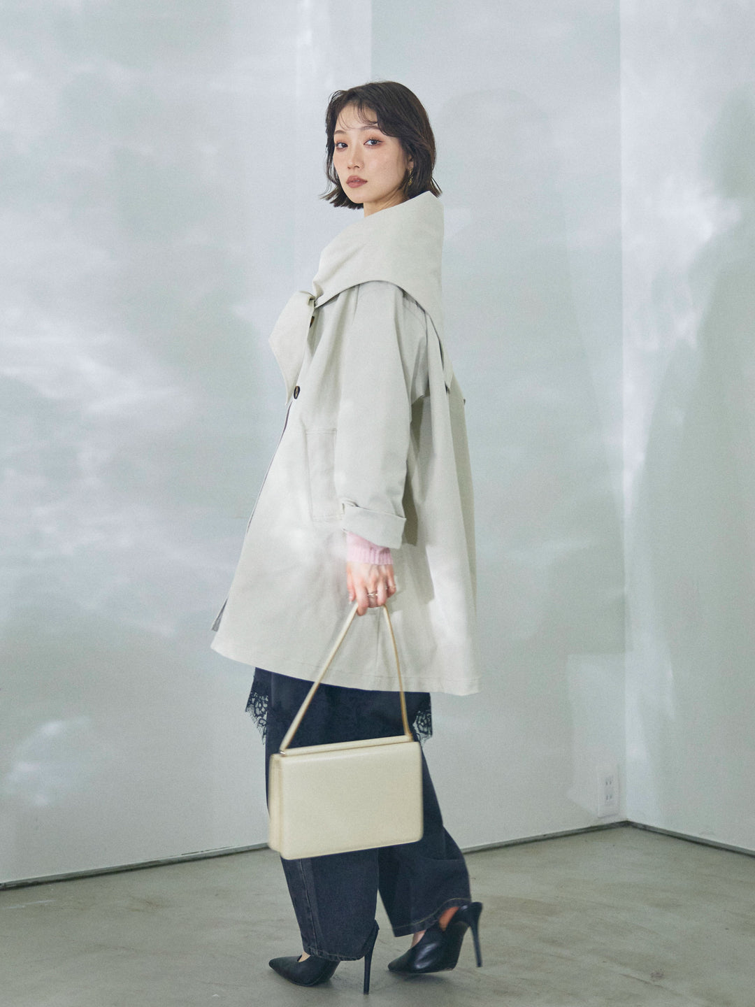 【Allure】[SET]スカーフ付ステンカラーミディアムコート+モヘアタッチ透かし編みボートネックニットプルオーバー+アシメカーブデニムパンツ(3set)