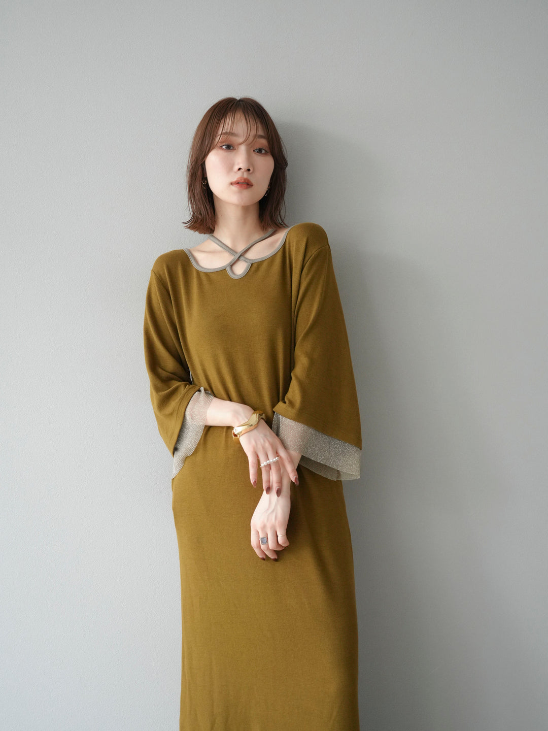 [予約]デザインネックラメシアー切替ニットワンピース/カーキ
