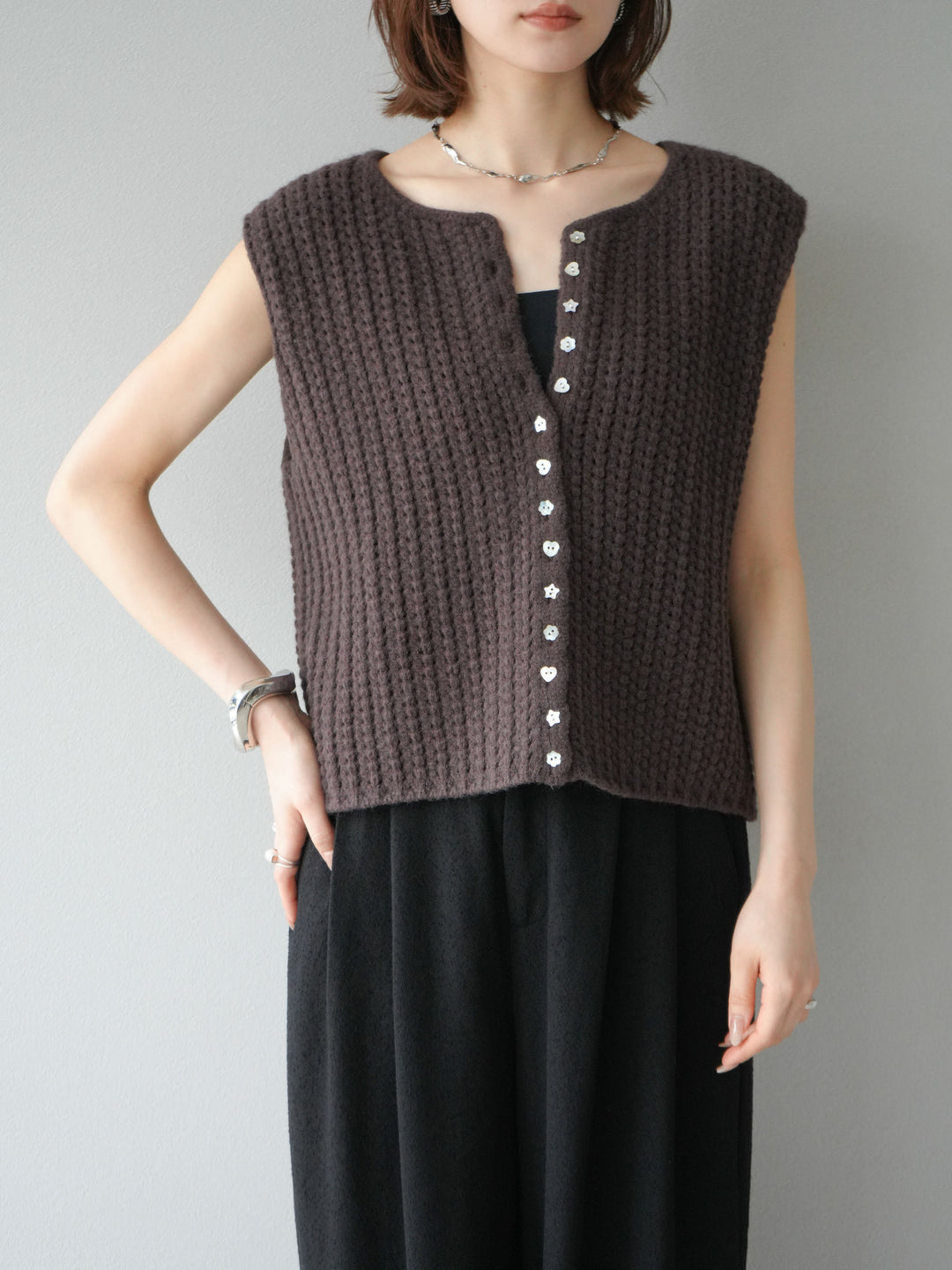 [予約]ランダムボタンニットベスト/ブラウン