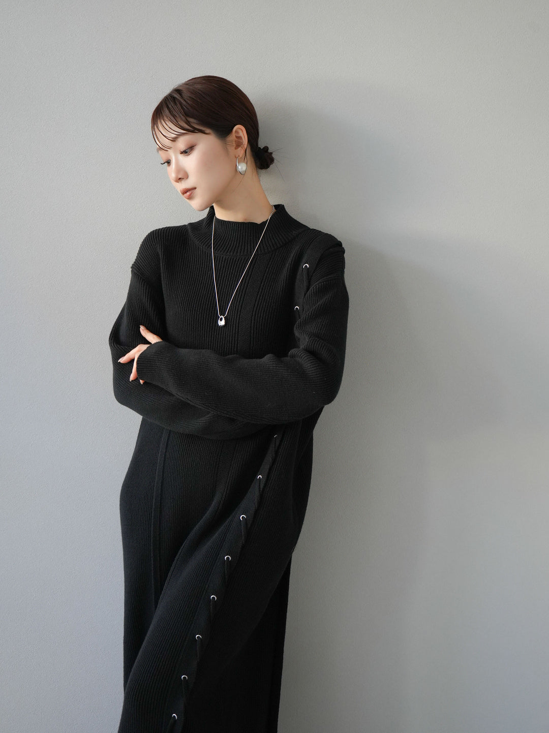 [SET] 不對稱繫帶高領針織連身裙 + 可選飾品套裝 (2套)