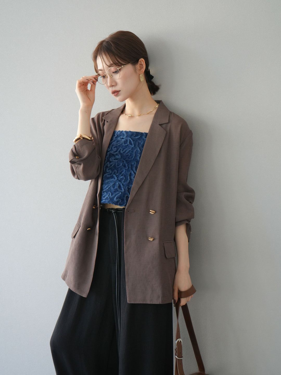 [SET] 金色扣環透視外套 + 滾邊花朵透視天鵝絨吊帶背心 + 繩紋腰帶麻感寬褲 (3 件套)