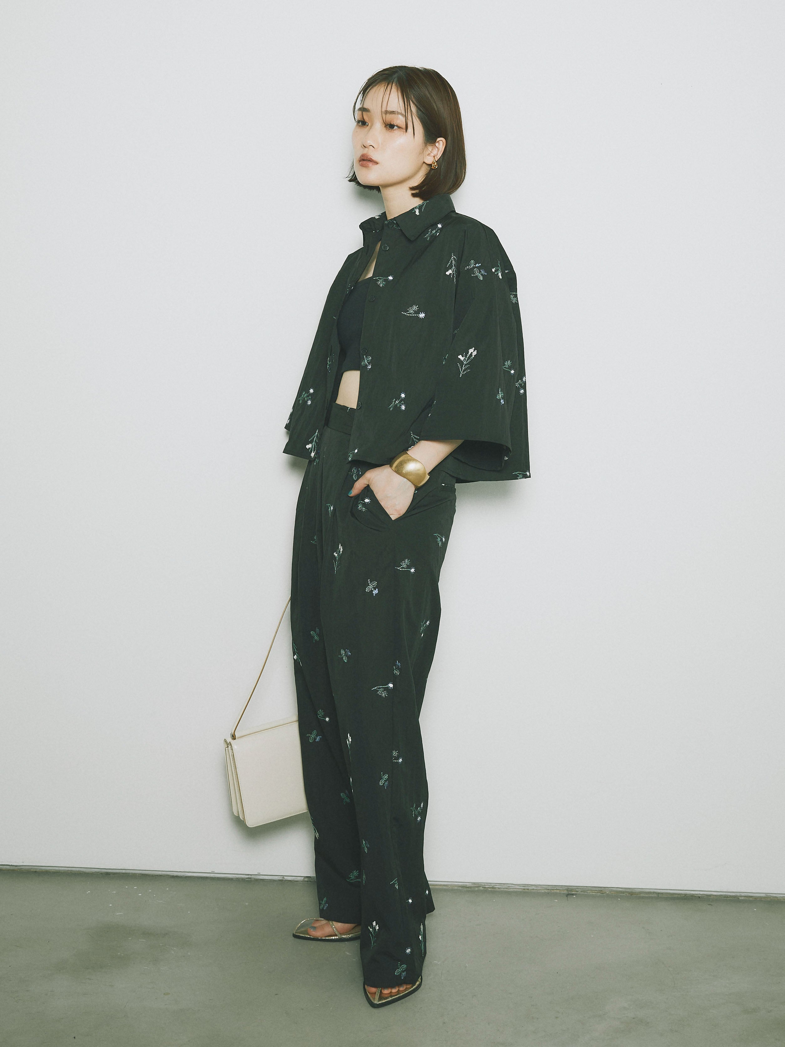 予約]フラワー刺繍タフタタックパンツ/ブラック – Lumier