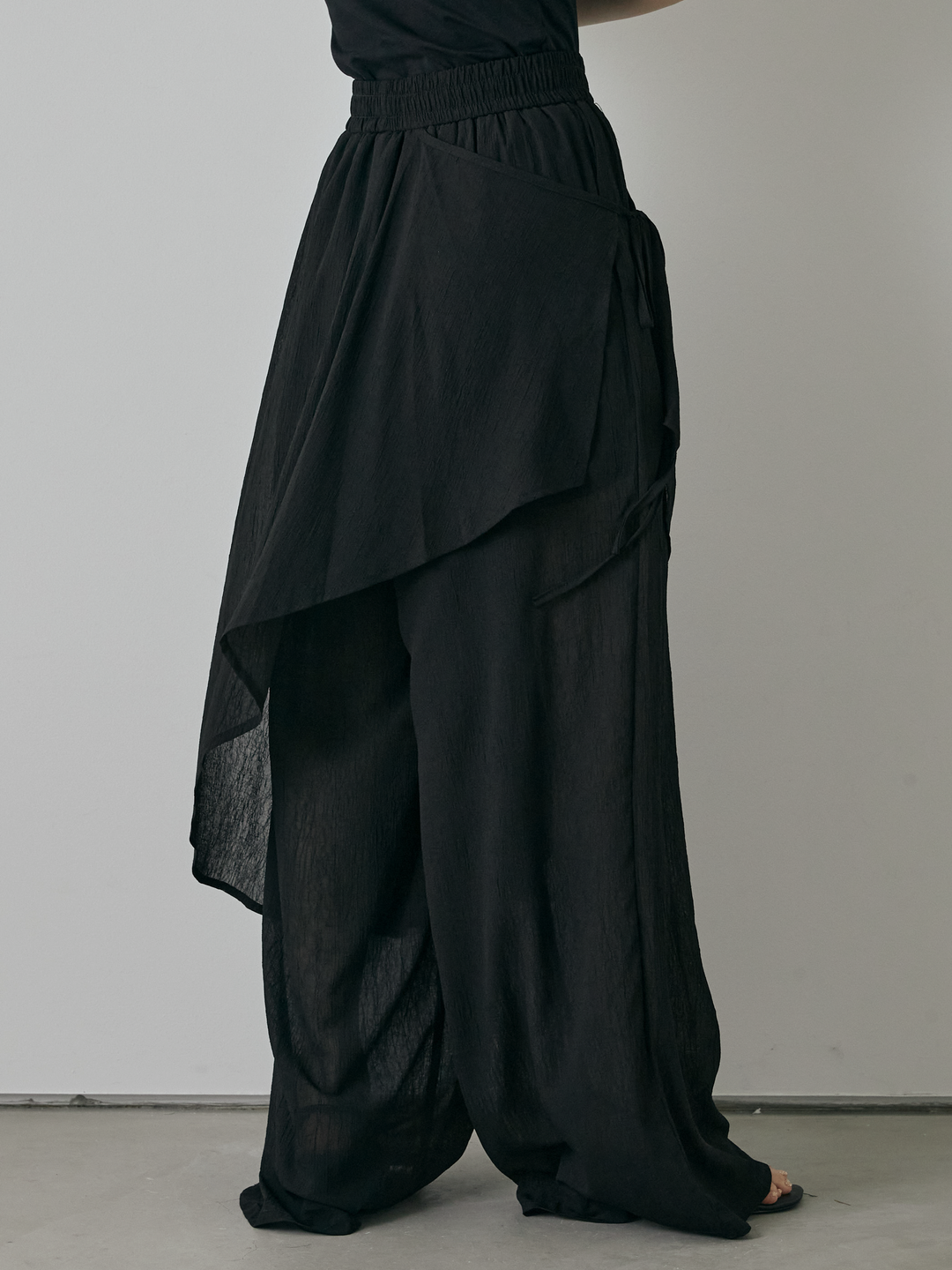 [預購] 薄紗洗衣機裹身設計褲/黑色