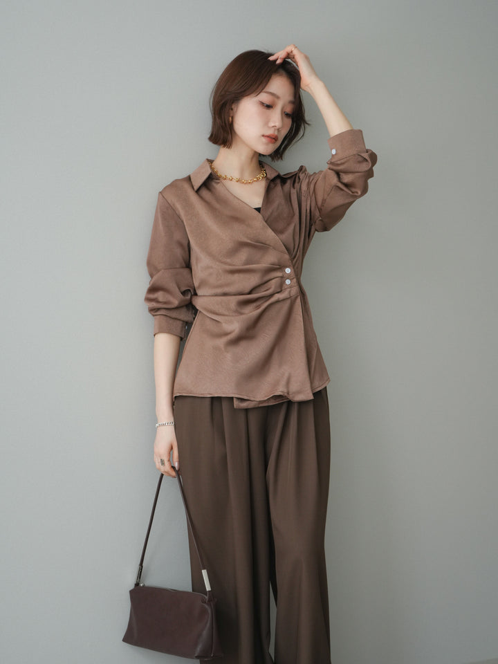 [予約]サイドギャザーアシンメトリーデザインサテンブラウス/brown
