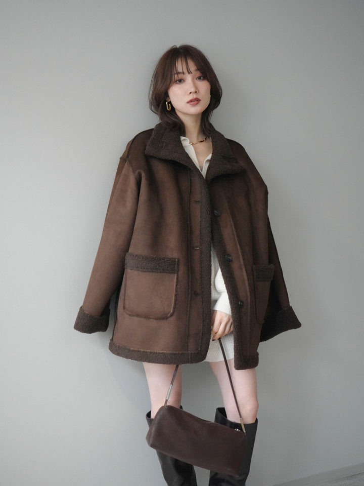 [予約]スタンドネックフェイクムートンミディアムコート/brown