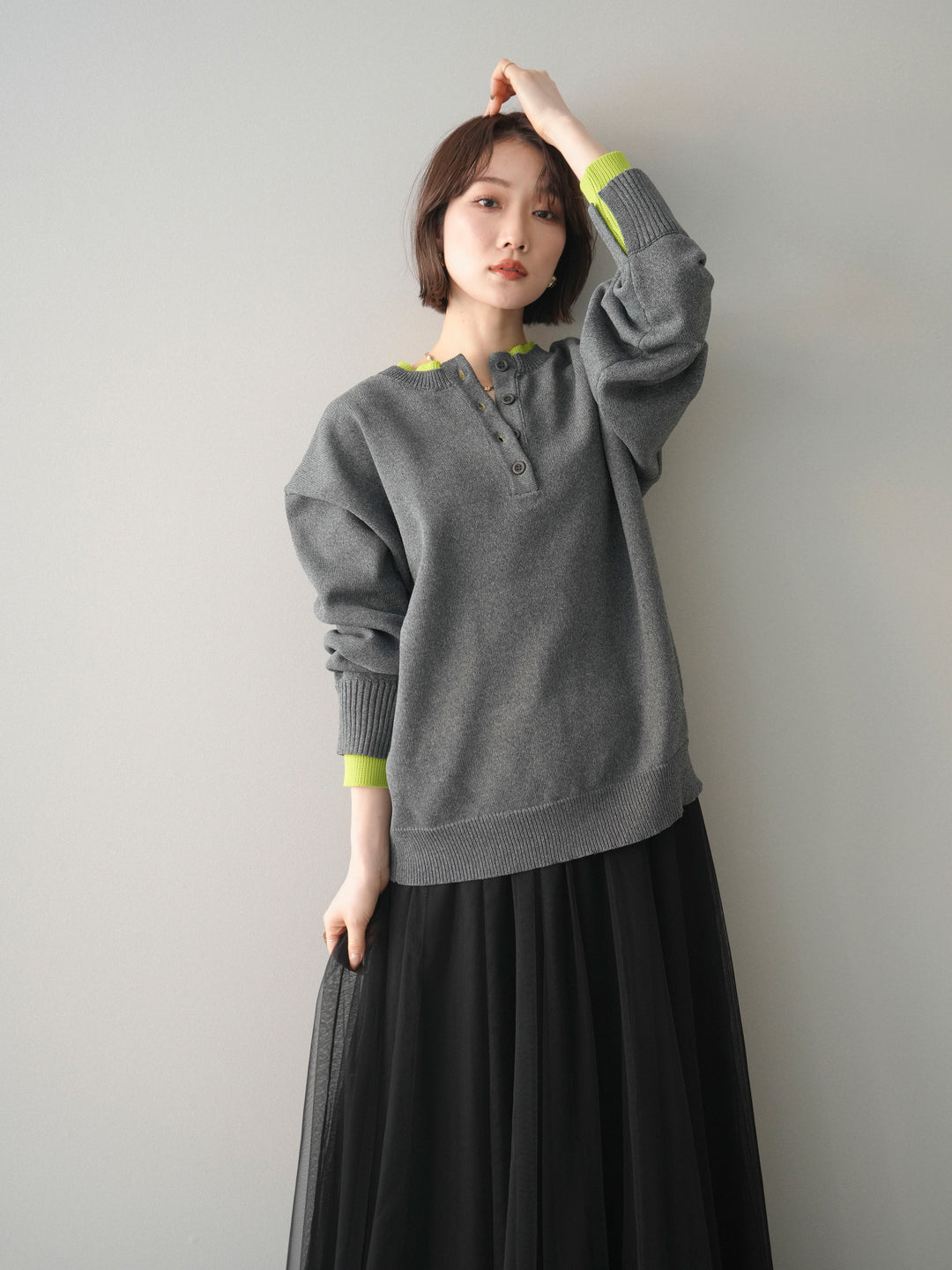 [予約]2WAYネック配色レイヤードニットプルオーバー/charcoal