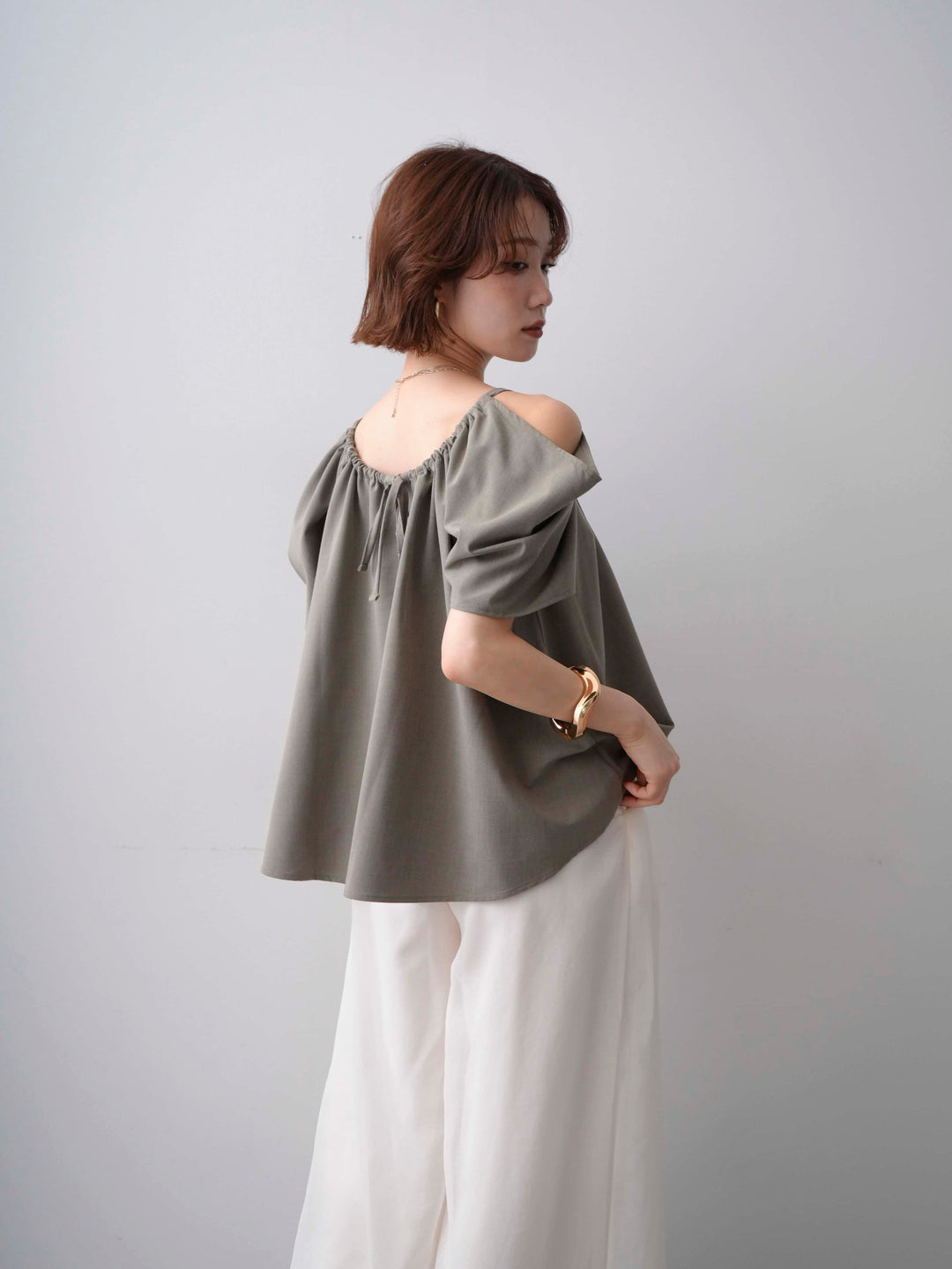 [予約]オープンショルダーギャザートップス/ashkhaki