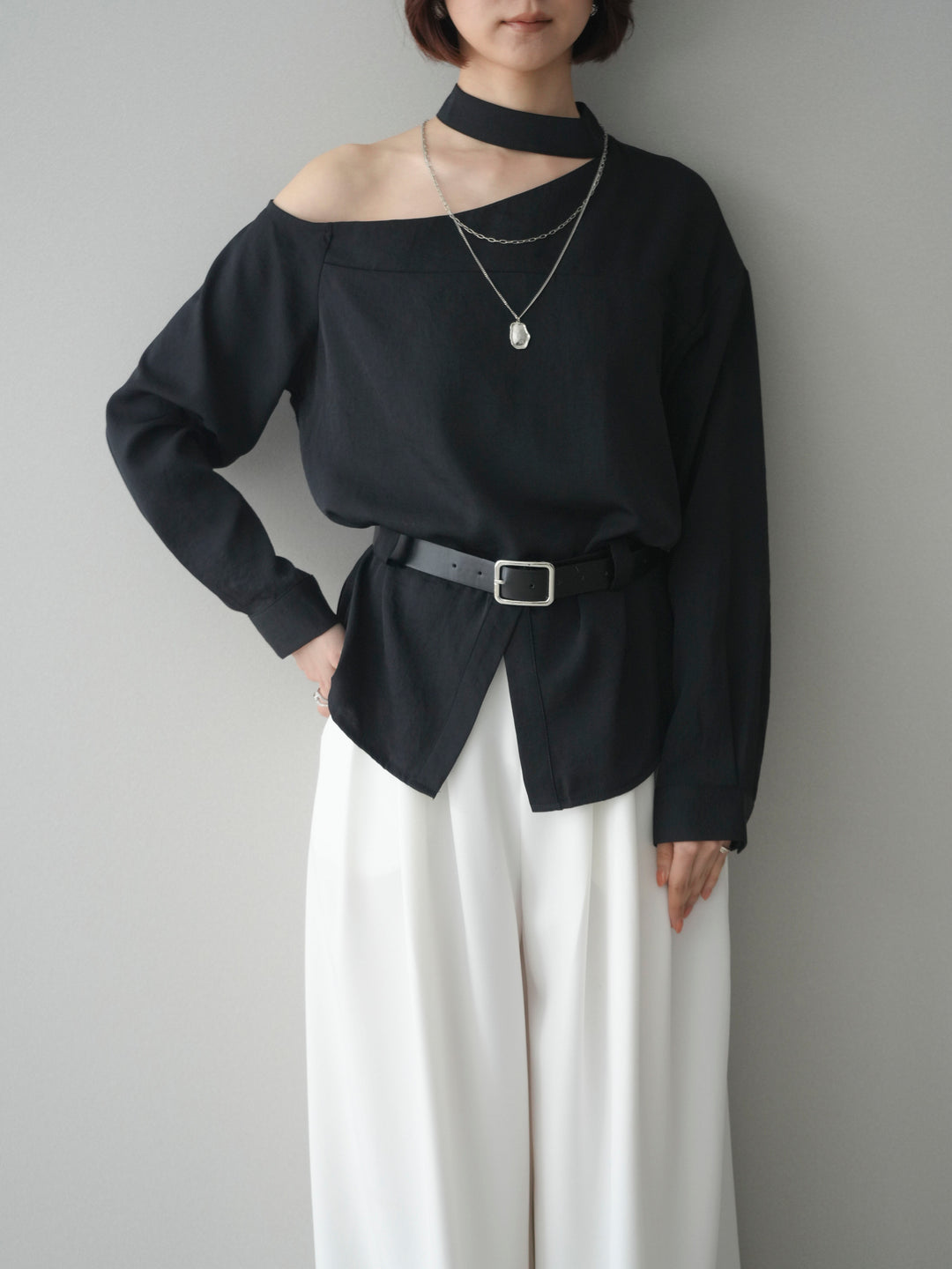 [SET]ベルト付ワンショルダースリットブラウス+編み込みベルト付タックワイドパンツ(2set)