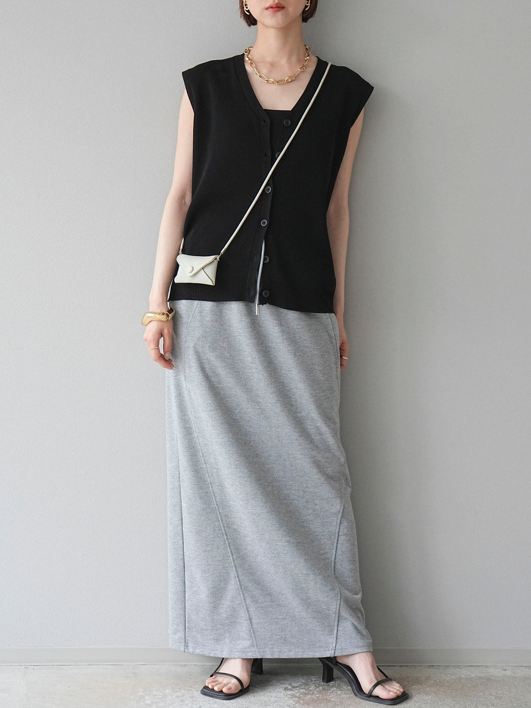 【預購】V領人造絲針織背心/黑色