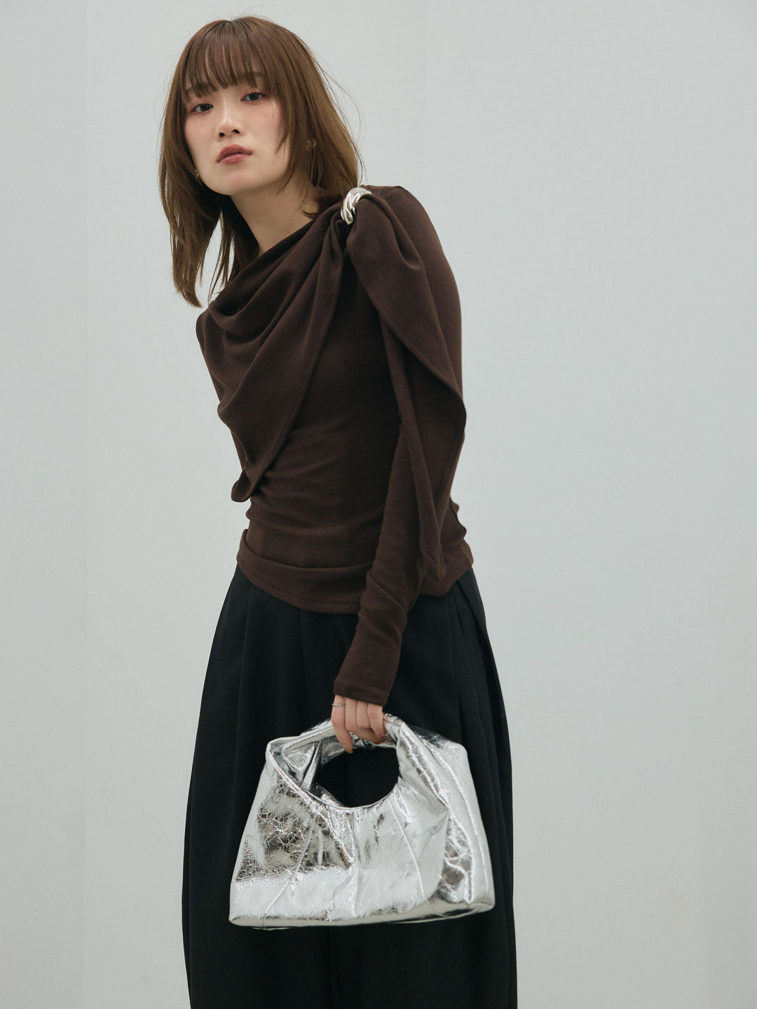 [予約]ブローチ付ドレープ裏起毛トップス/brown