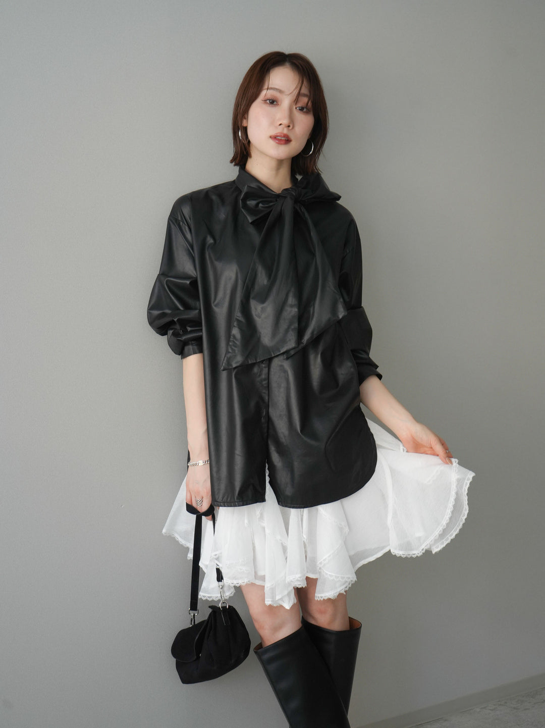 [予約]フェイクレザーボウタイブラウス/black