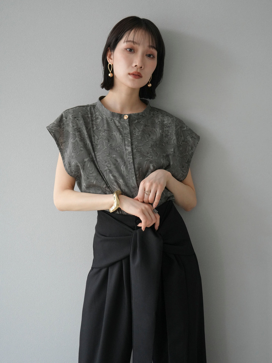 [予約]ペイズリープリントゴールドボタンブラウス/グレー