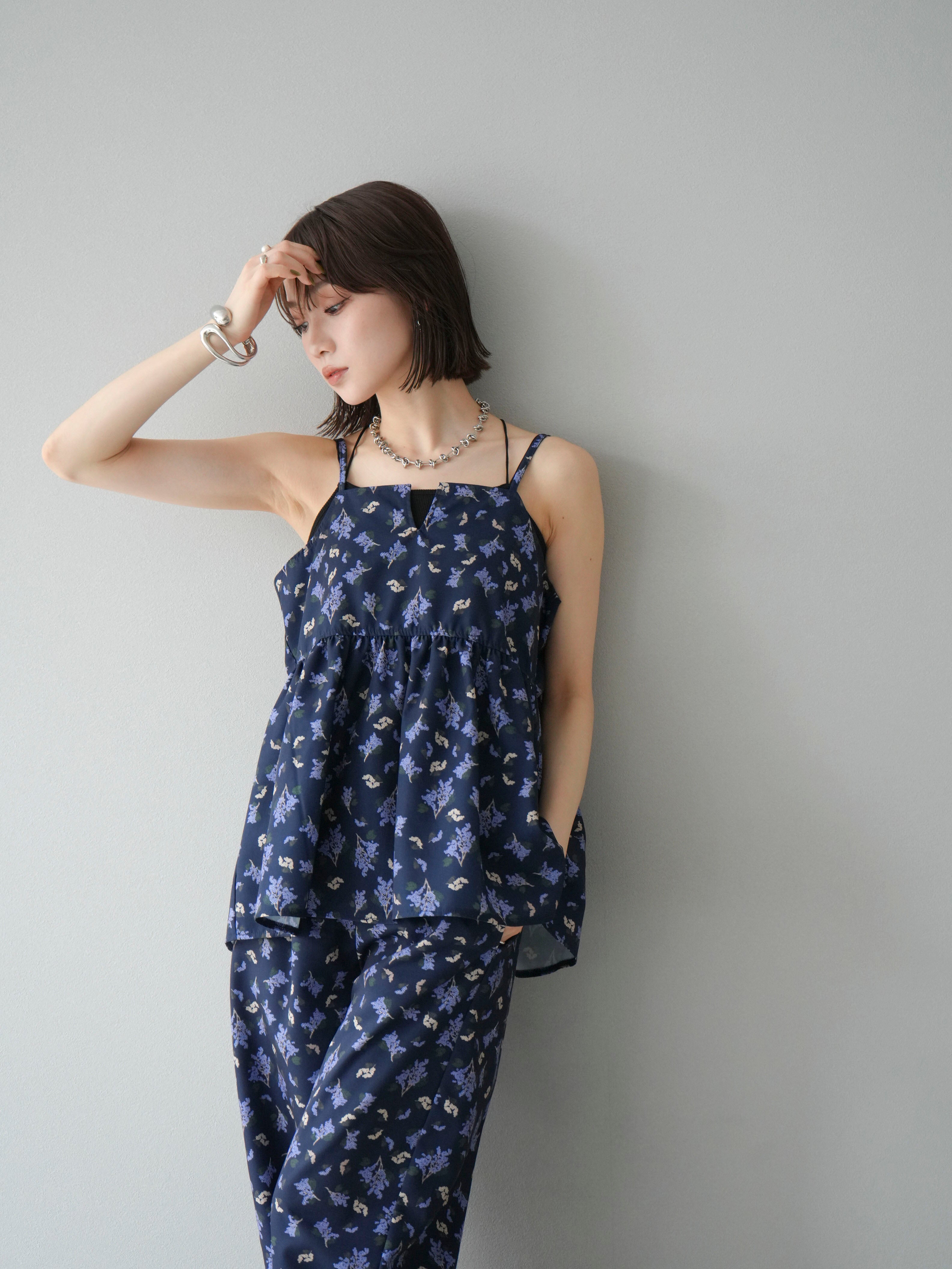 lumier カップ付きバッククロスデザインキャミソール(新品タグ付き)SET SET]カップ付きバッククロスキャミソール+カップ付きバック