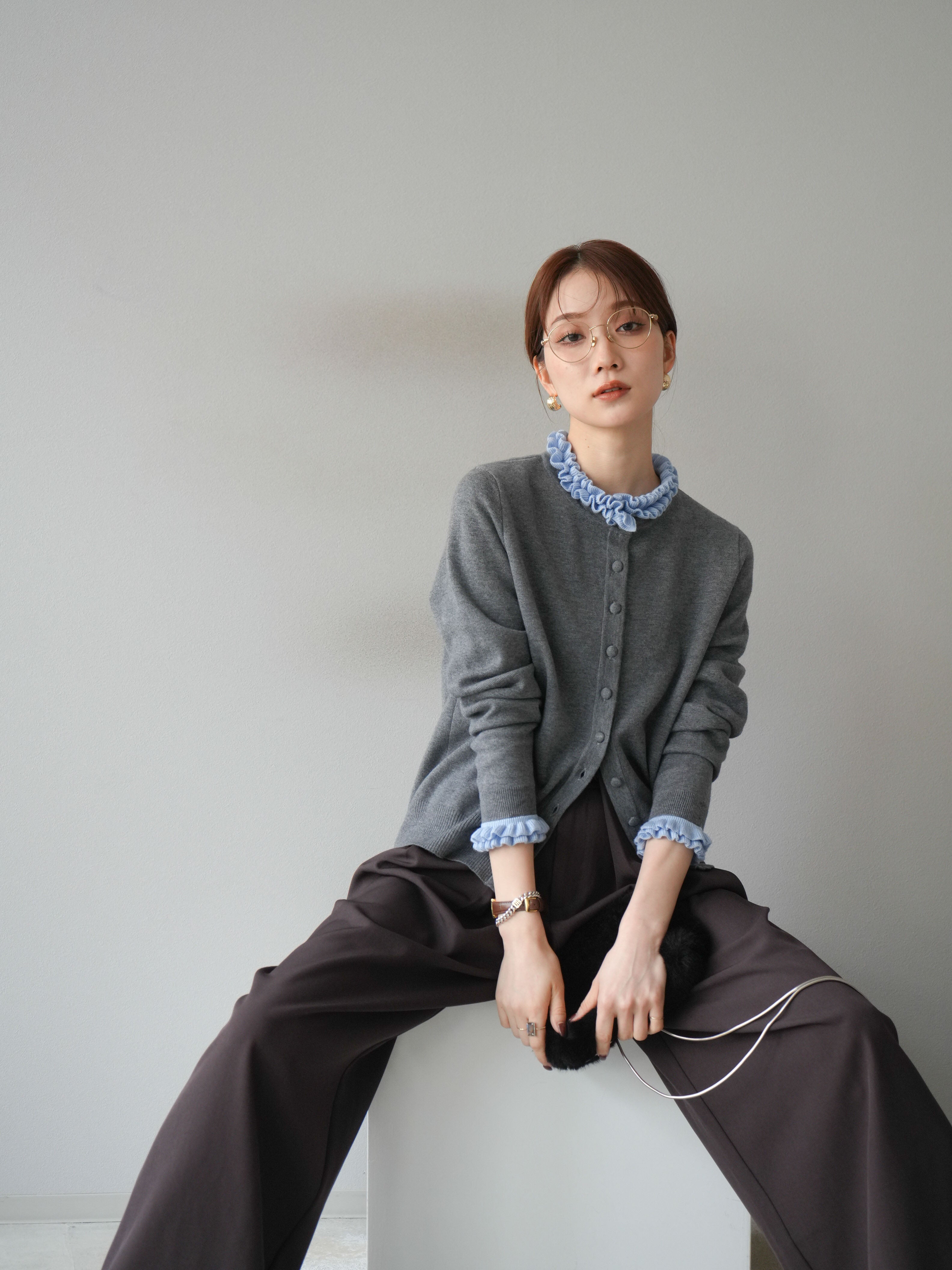 予約]フリルデザインコンパクトニットカーディガン/グレー – Lumier