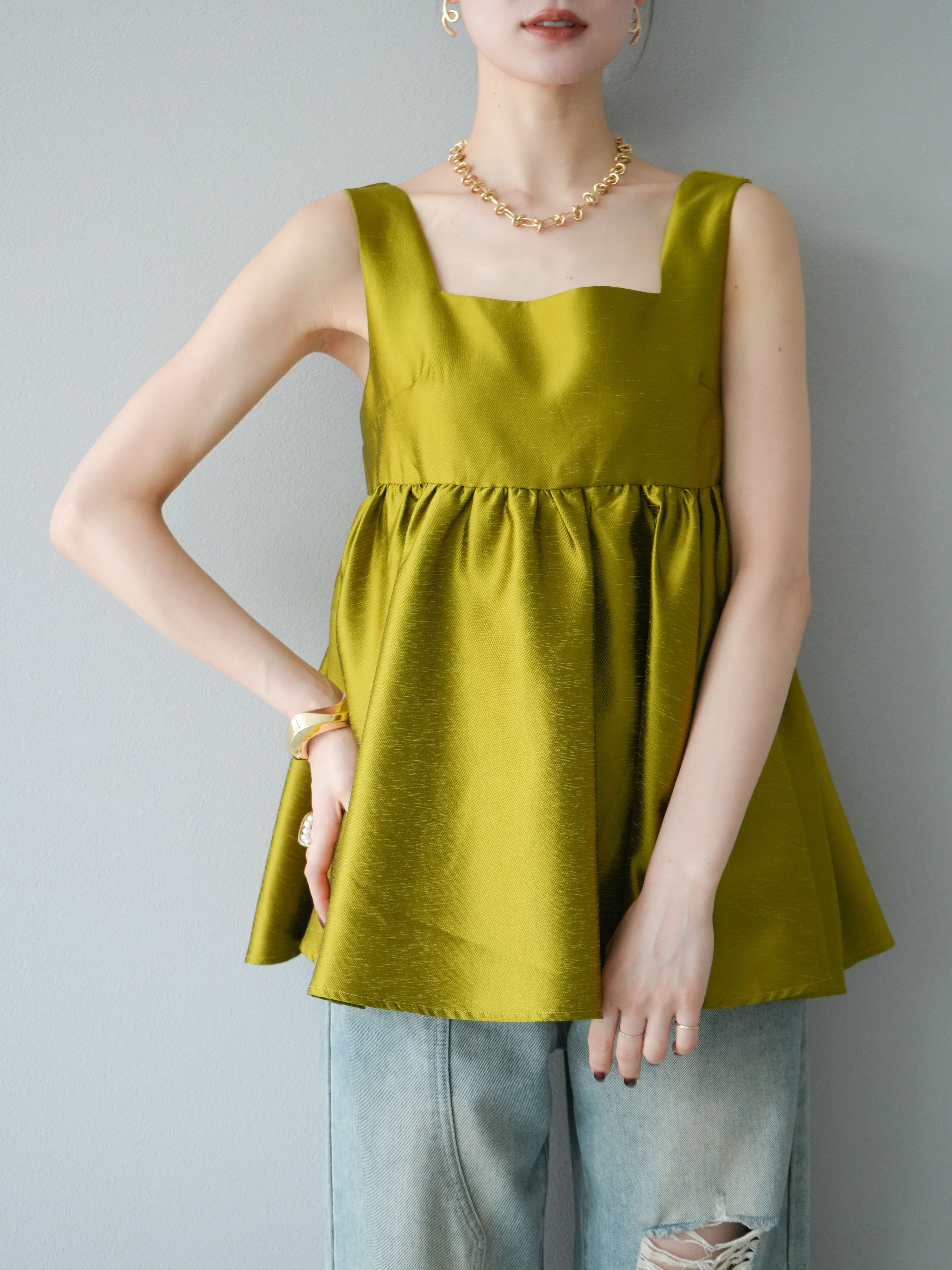 予約]サテンフレアノースリーブトップス/グリーン – Lumier