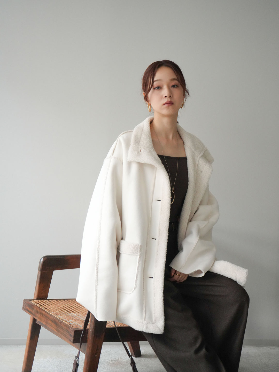 [SET]スタンドネックフェイクムートンミディアムコート+カップ付きバッククロスキャミソール(2set)