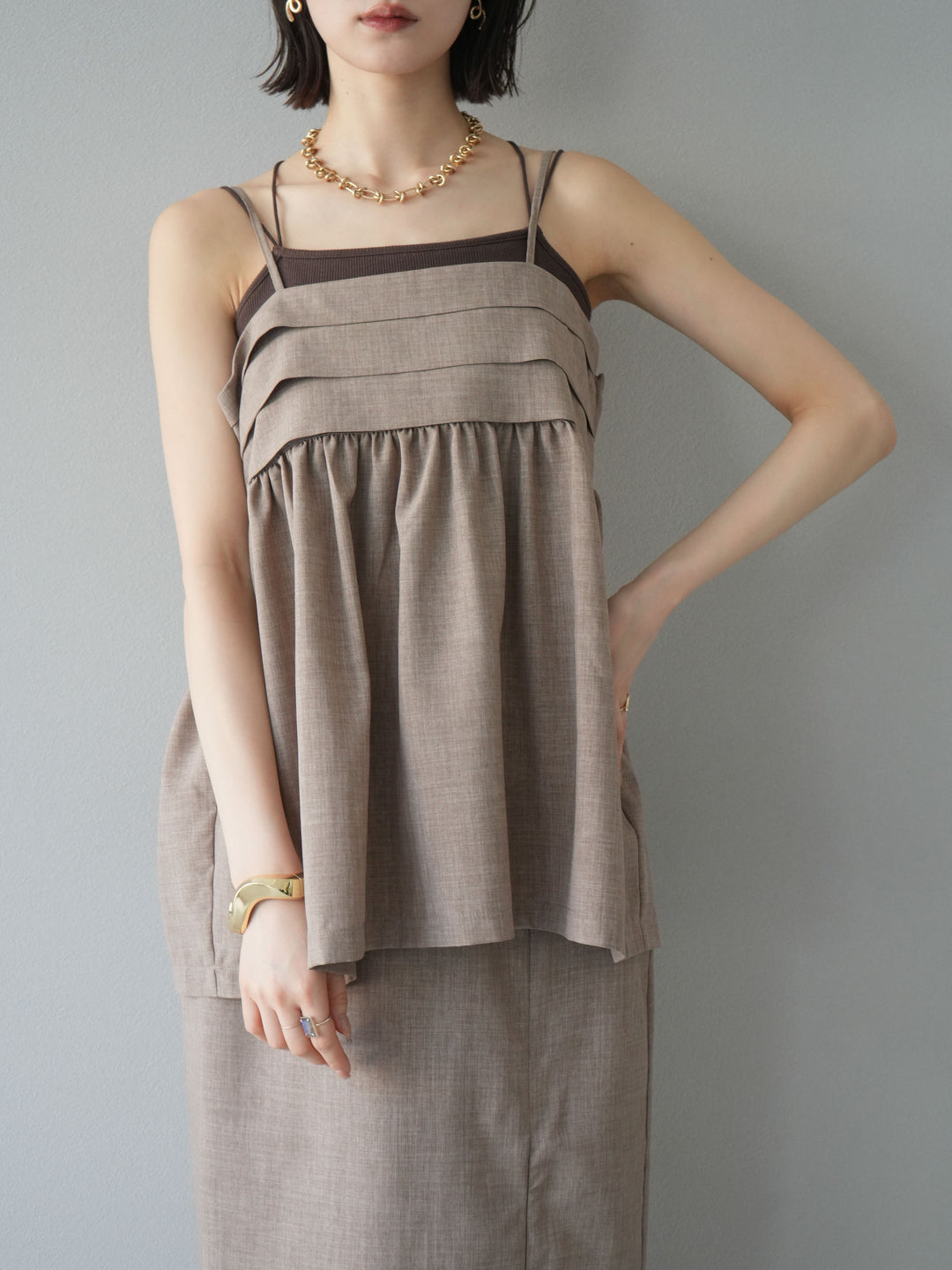 [訂位] 仿亞麻緊身設計吊帶背心/灰褐色