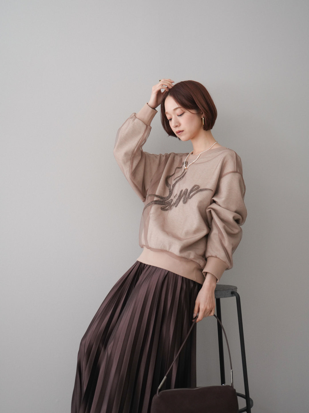 [SET]チュールレイヤードロゴスエットプルオーバー+サテンプリーツマキシスカート(2set)