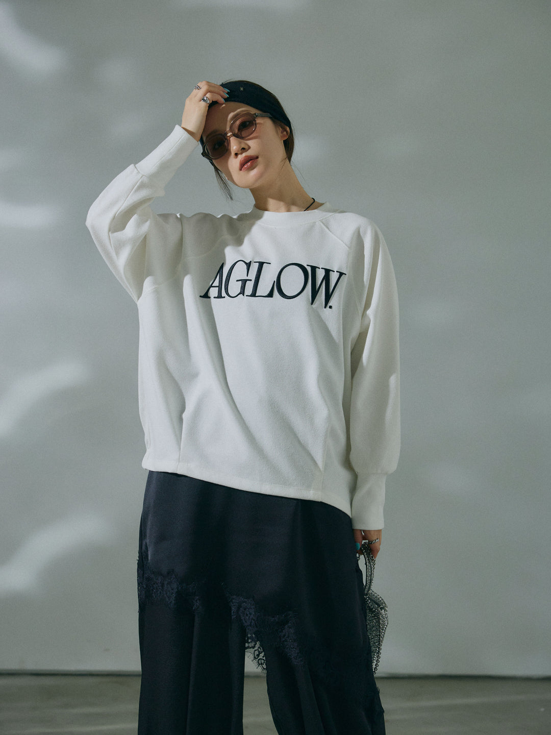 【Allure】[SET]ブークレダンボールロゴ刺繍プルオーバー+ワッシャーサテンタックジョガーパンツ+アシンメトリーサテンレースキャミソール(3set)