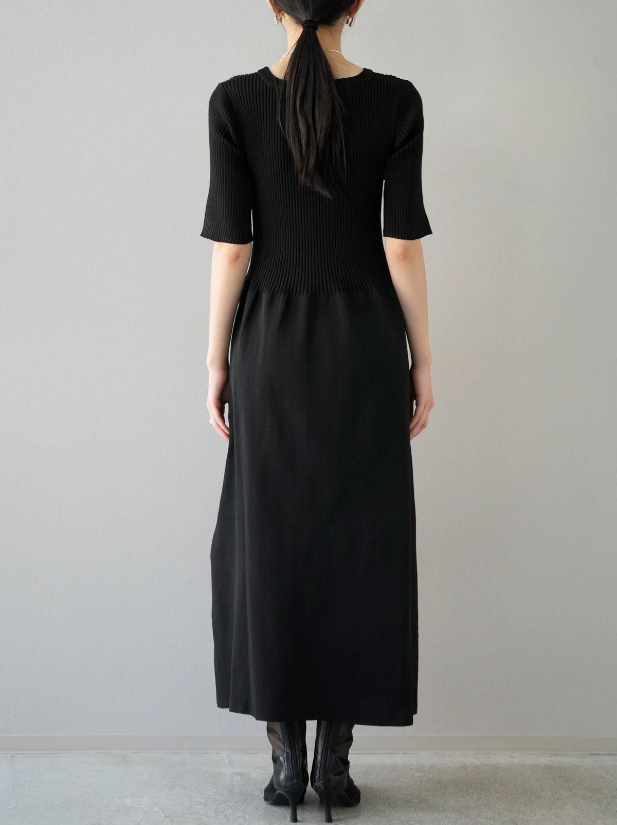 予約]ポリエステルニットペプラムワンピース/ブラック – Lumier