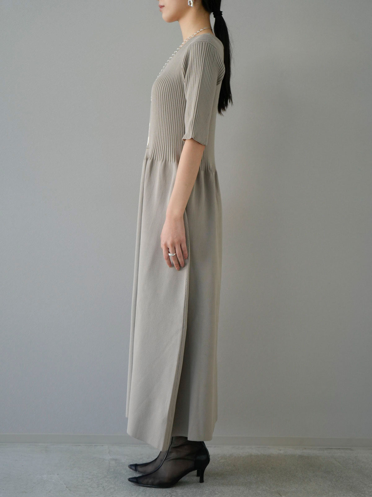 予約]ポリエステルニットペプラムワンピース/グレージュ – Lumier