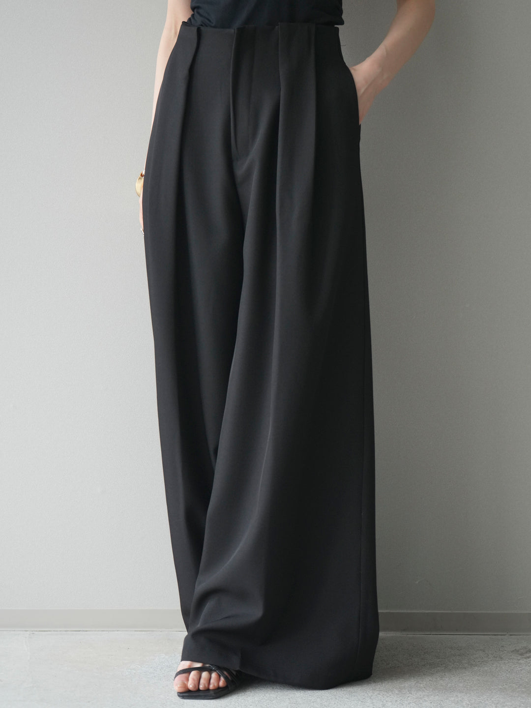 [予約]ドレープタックベルトループパンツ/black